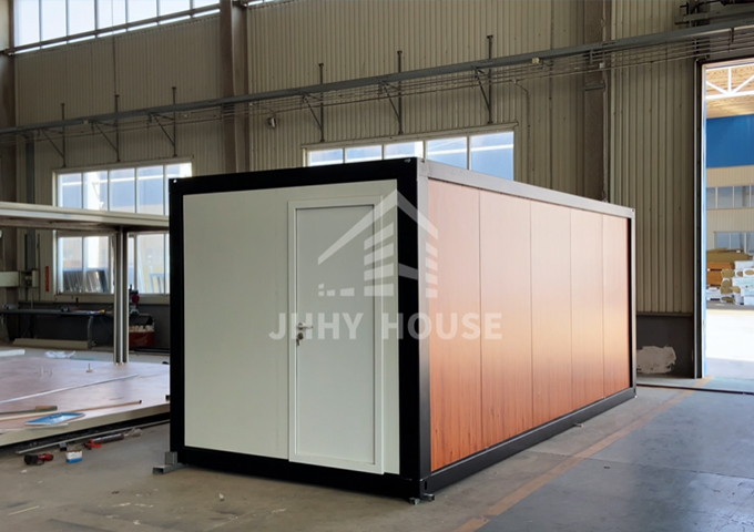 Bangunan asrama untuk lokasi konstruksi, dengan setiap kamar dilengkapi kamar mandi dan pancuran.